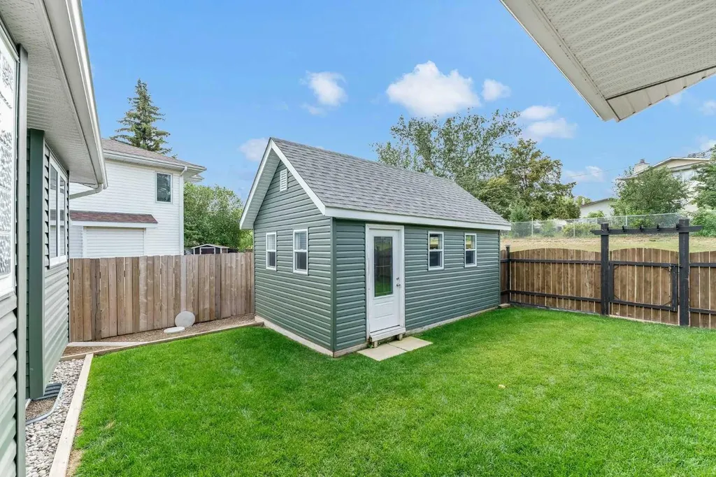 39 Parkland Close E Brooks AB T1R 0M2
