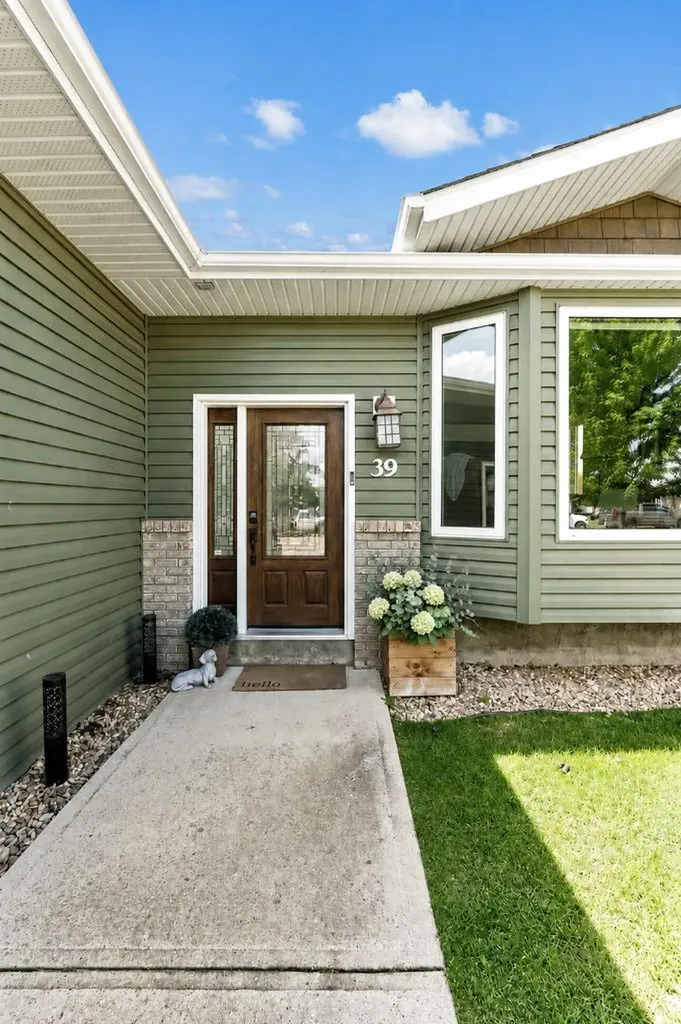 39 Parkland Close E Brooks AB T1R 0M2