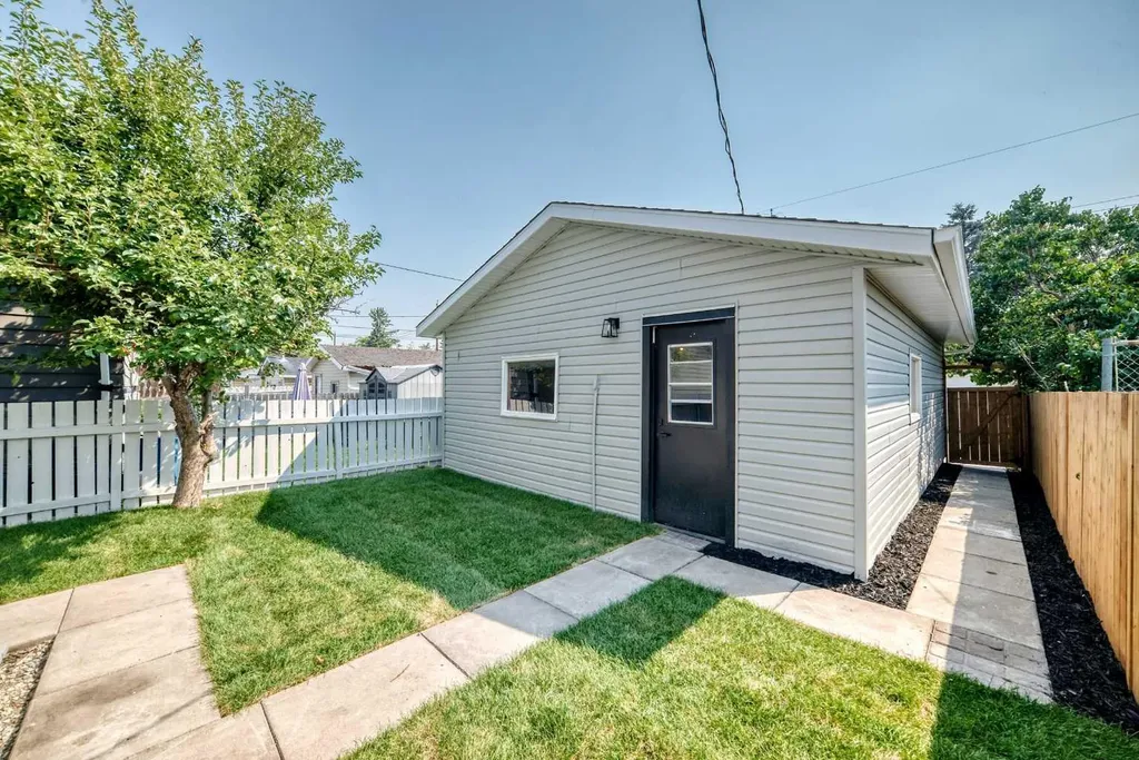7834 21 Street SE Calgary AB T2C 1Y7