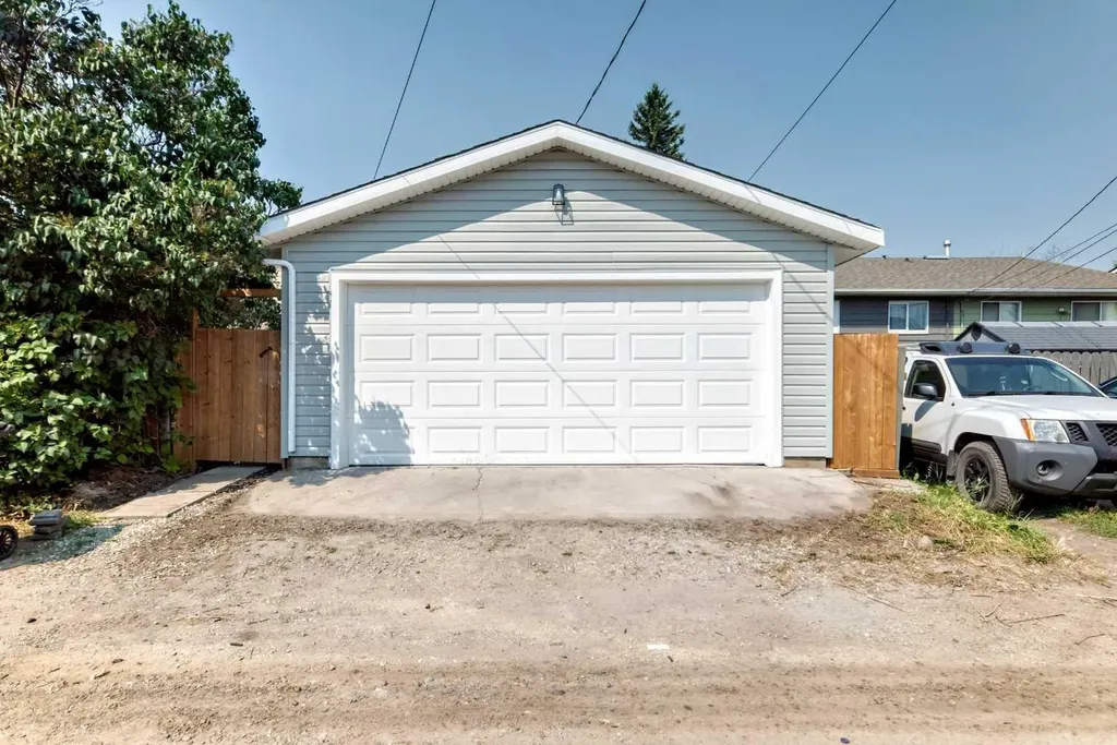 7834 21 Street SE Calgary AB T2C 1Y7