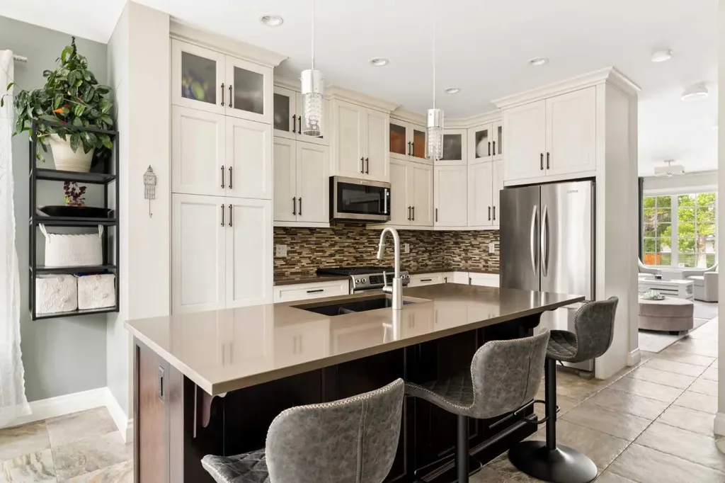 3824 Sarcee Road SW Calgary AB T3E 7W9