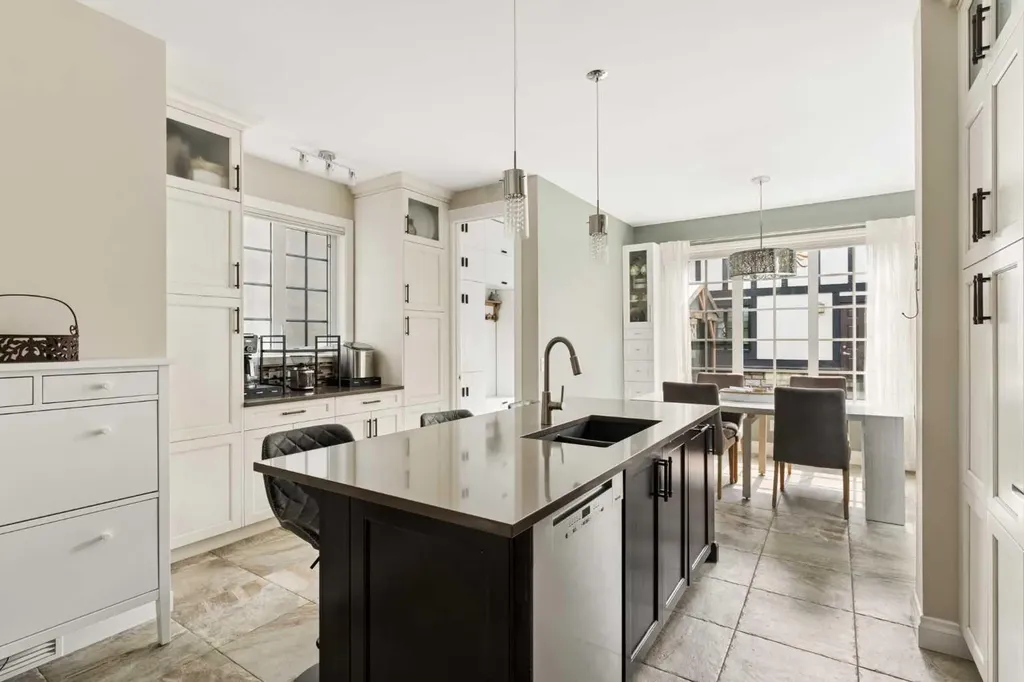 3824 Sarcee Road SW Calgary AB T3E 7W9