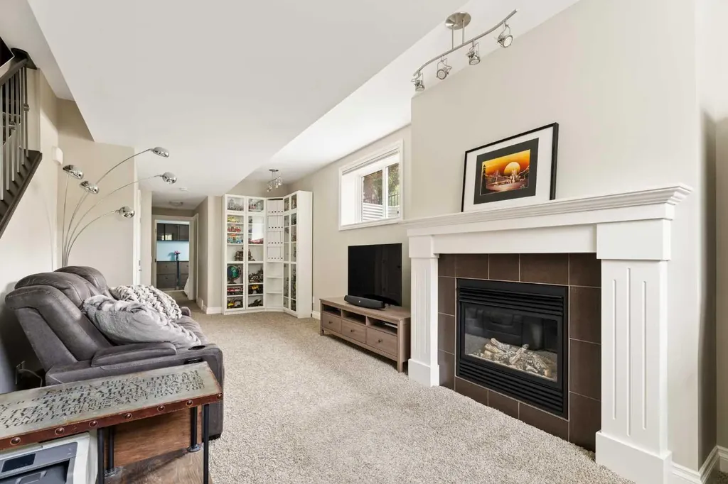 3824 Sarcee Road SW Calgary AB T3E 7W9