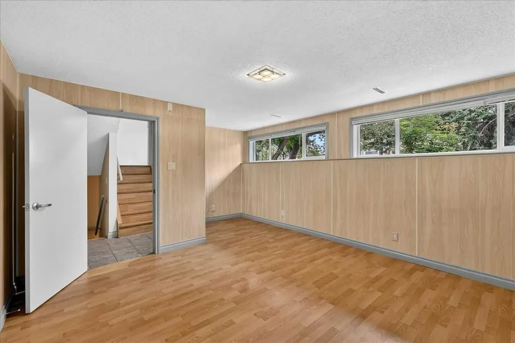 4707 Brockington Road NW Calgary AB T2L 1R5