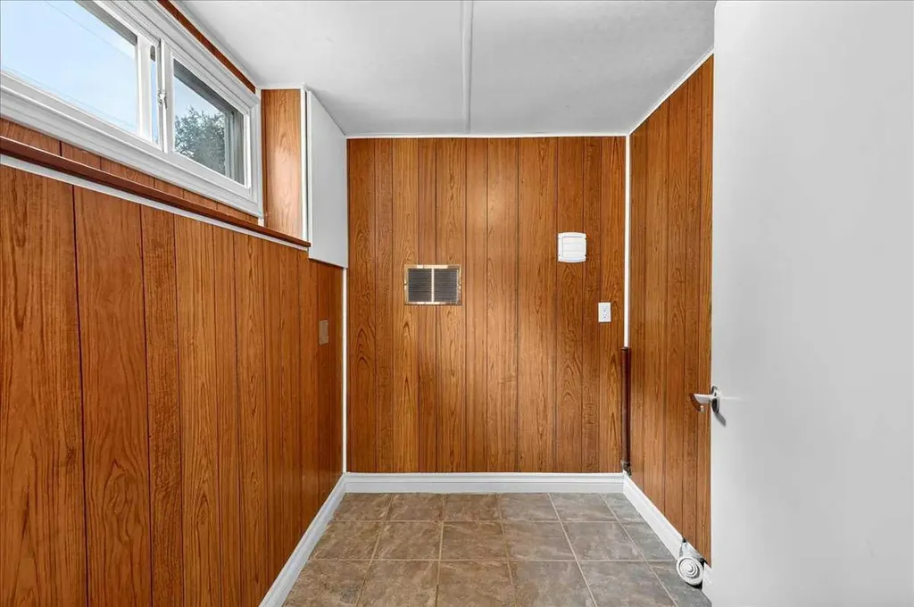 4707 Brockington Road NW Calgary AB T2L 1R5