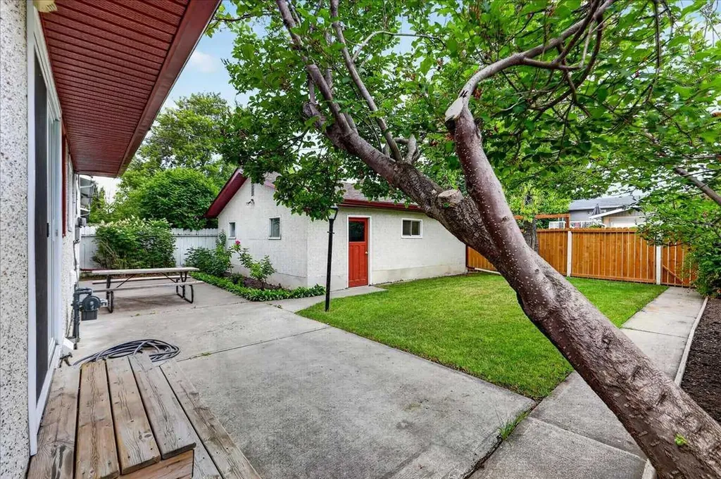 4707 Brockington Road NW Calgary AB T2L 1R5