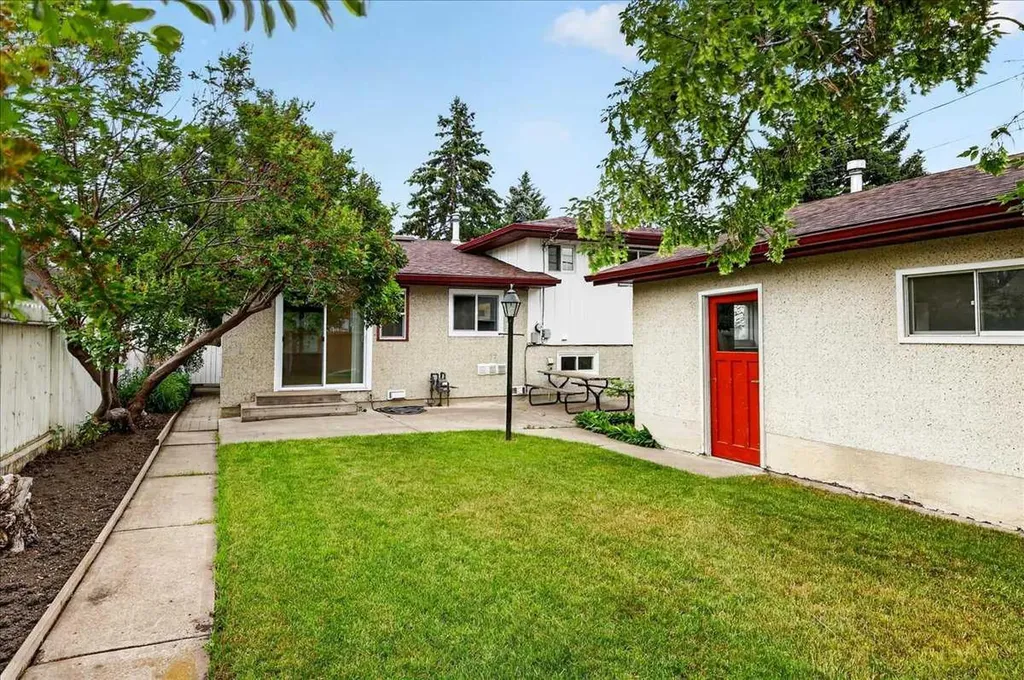 4707 Brockington Road NW Calgary AB T2L 1R5
