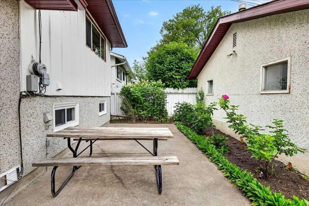 4707 Brockington Road NW Calgary AB T2L 1R5