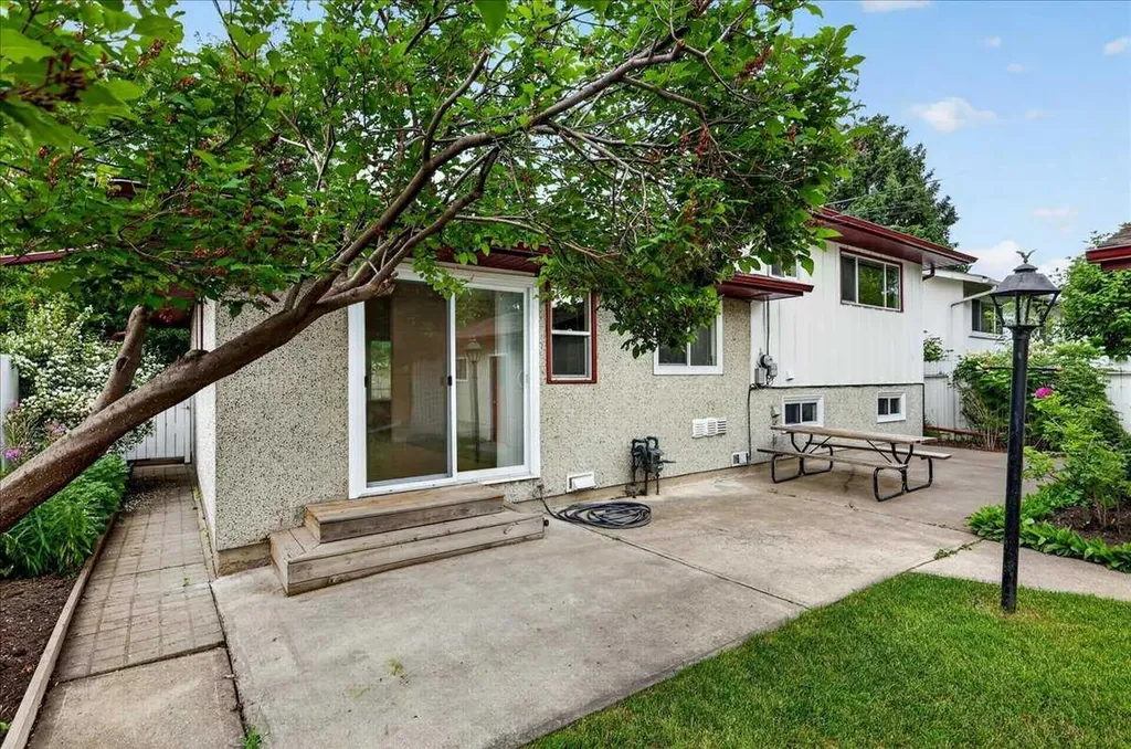 4707 Brockington Road NW Calgary AB T2L 1R5