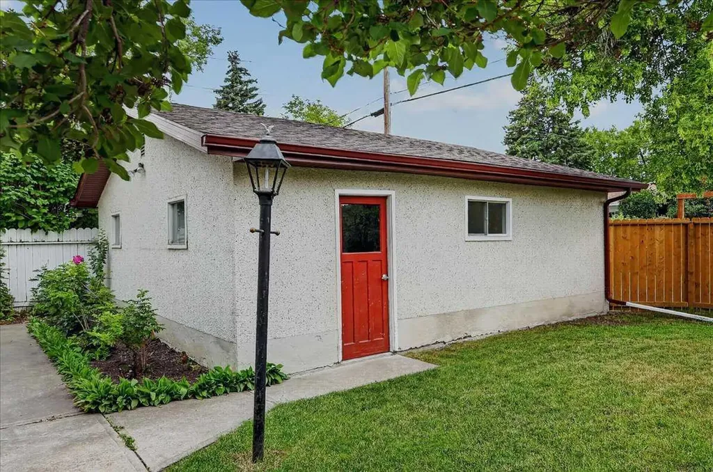 4707 Brockington Road NW Calgary AB T2L 1R5