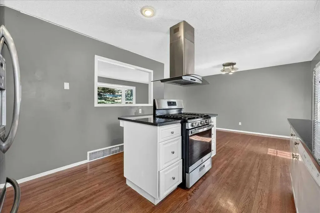 4711 Montana Drive NW Calgary AB T3B 1G2