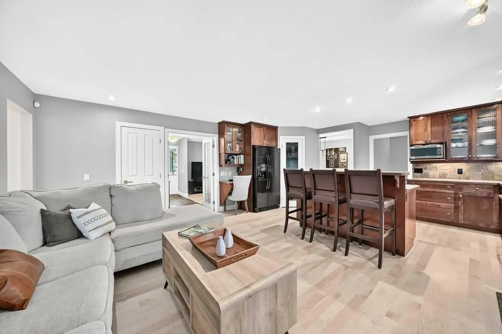 520 Oakwood Place SW Calgary AB T2V 0K3
