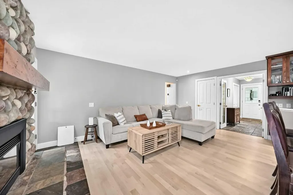 520 Oakwood Place SW Calgary AB T2V 0K3