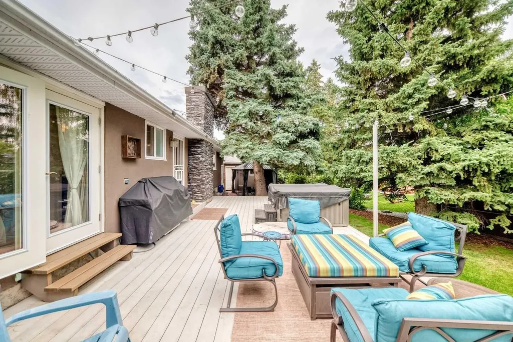 520 Oakwood Place SW Calgary AB T2V 0K3
