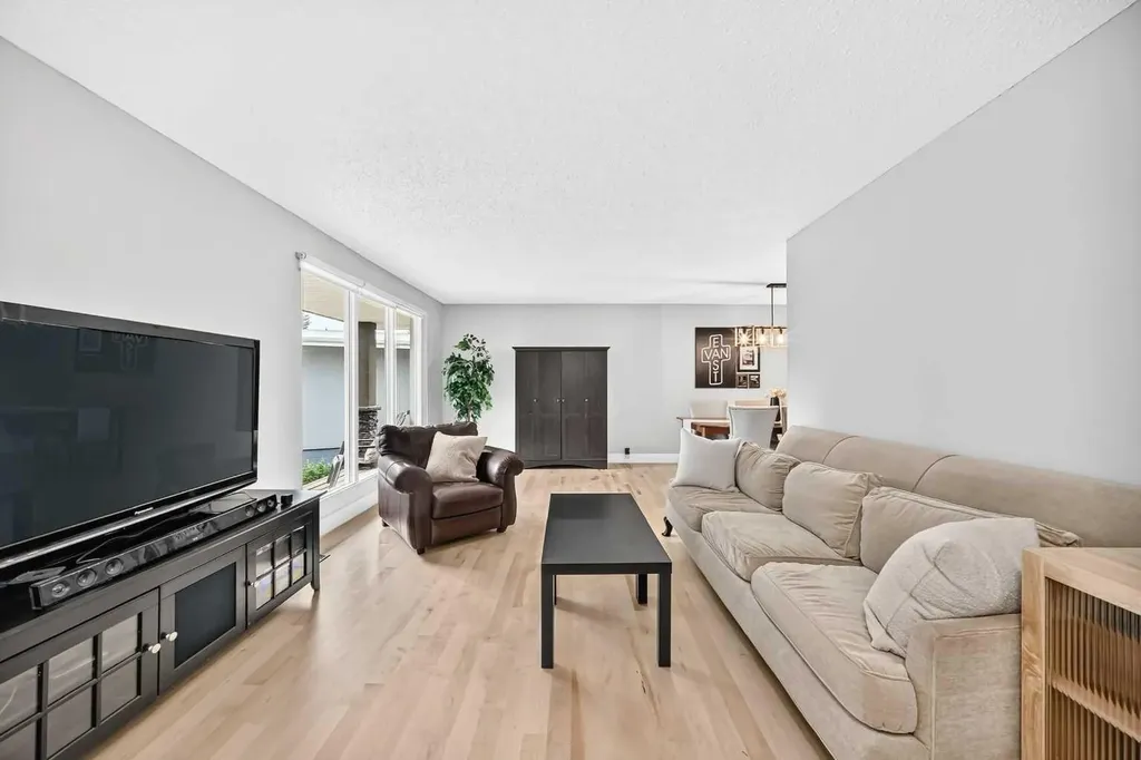 520 Oakwood Place SW Calgary AB T2V 0K3