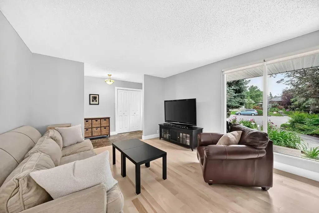 520 Oakwood Place SW Calgary AB T2V 0K3