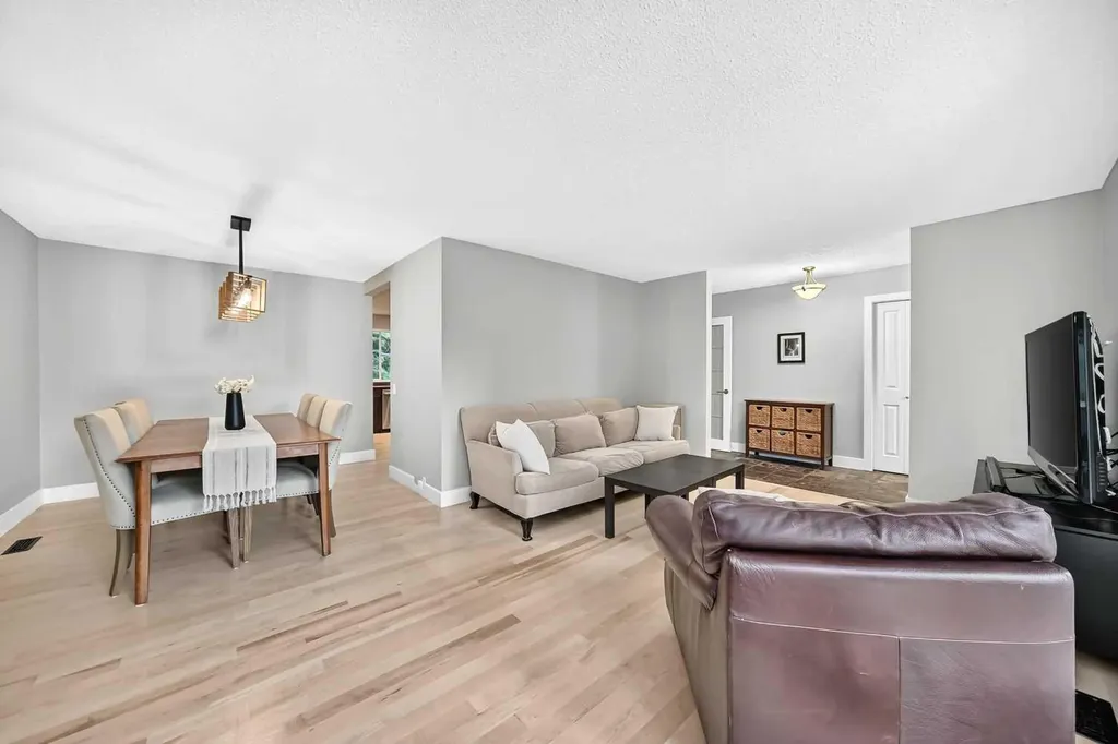 520 Oakwood Place SW Calgary AB T2V 0K3