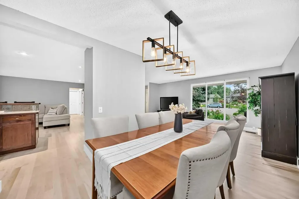 520 Oakwood Place SW Calgary AB T2V 0K3