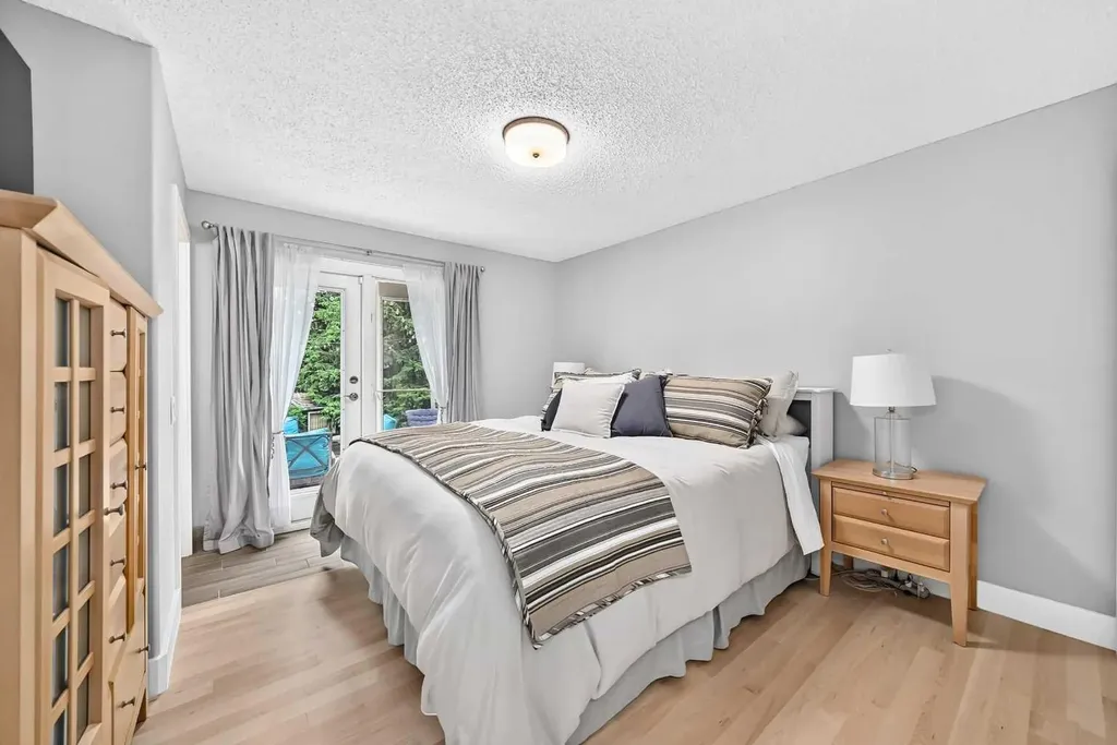 520 Oakwood Place SW Calgary AB T2V 0K3