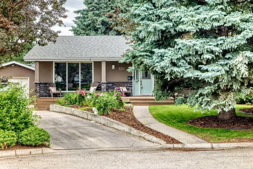 520 Oakwood Place SW Calgary AB T2V 0K3
