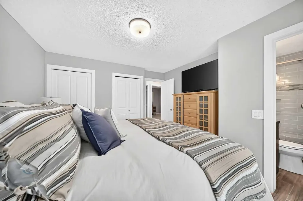520 Oakwood Place SW Calgary AB T2V 0K3