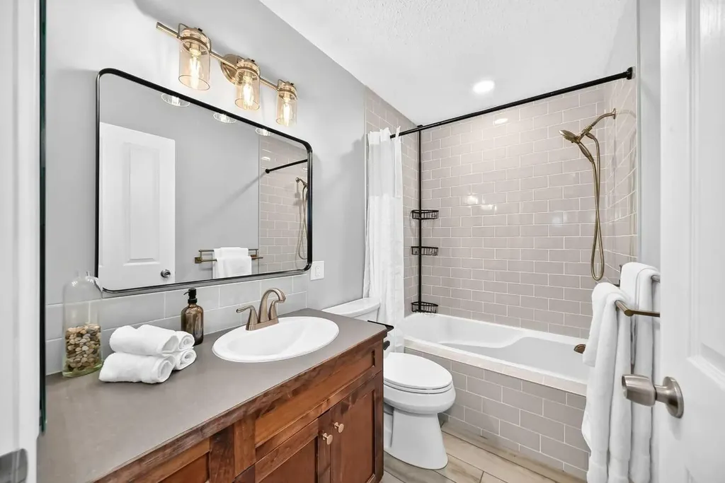 520 Oakwood Place SW Calgary AB T2V 0K3
