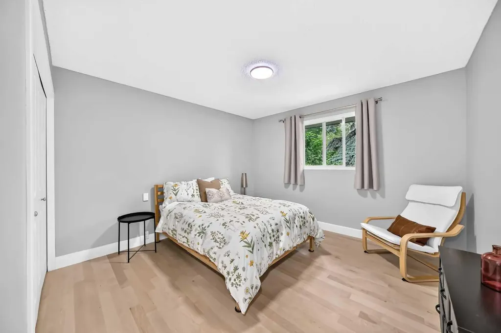 520 Oakwood Place SW Calgary AB T2V 0K3