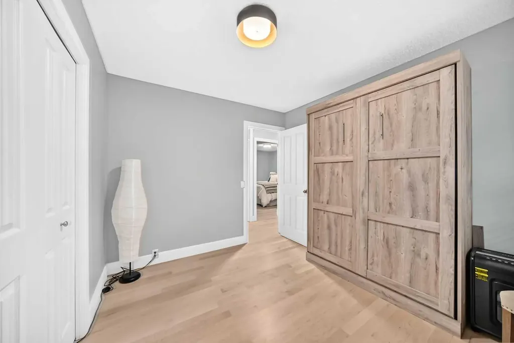 520 Oakwood Place SW Calgary AB T2V 0K3