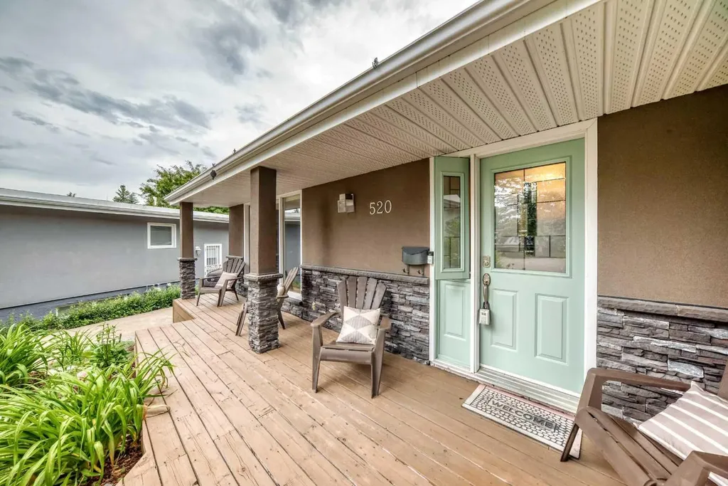 520 Oakwood Place SW Calgary AB T2V 0K3