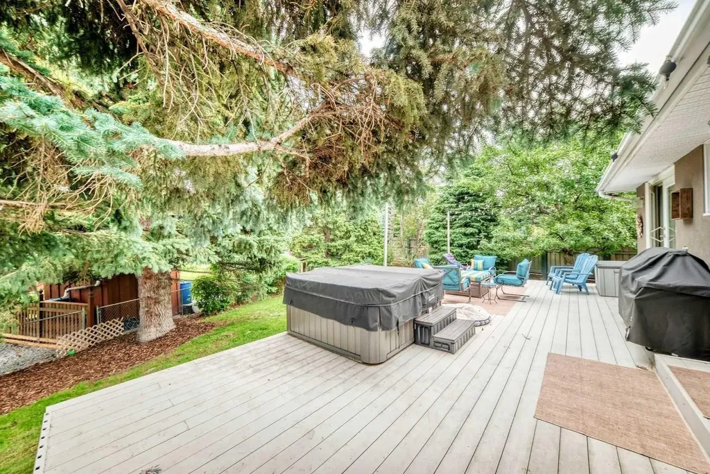 520 Oakwood Place SW Calgary AB T2V 0K3