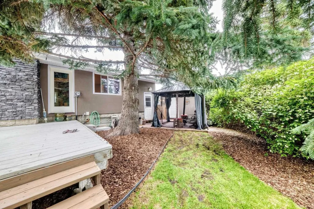 520 Oakwood Place SW Calgary AB T2V 0K3