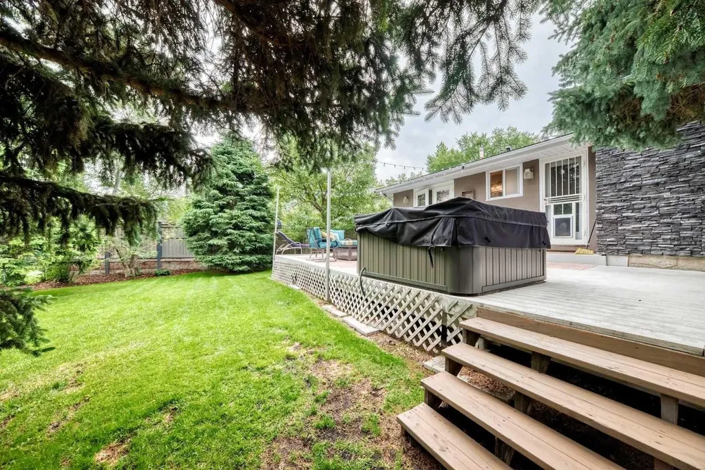 520 Oakwood Place SW Calgary AB T2V 0K3