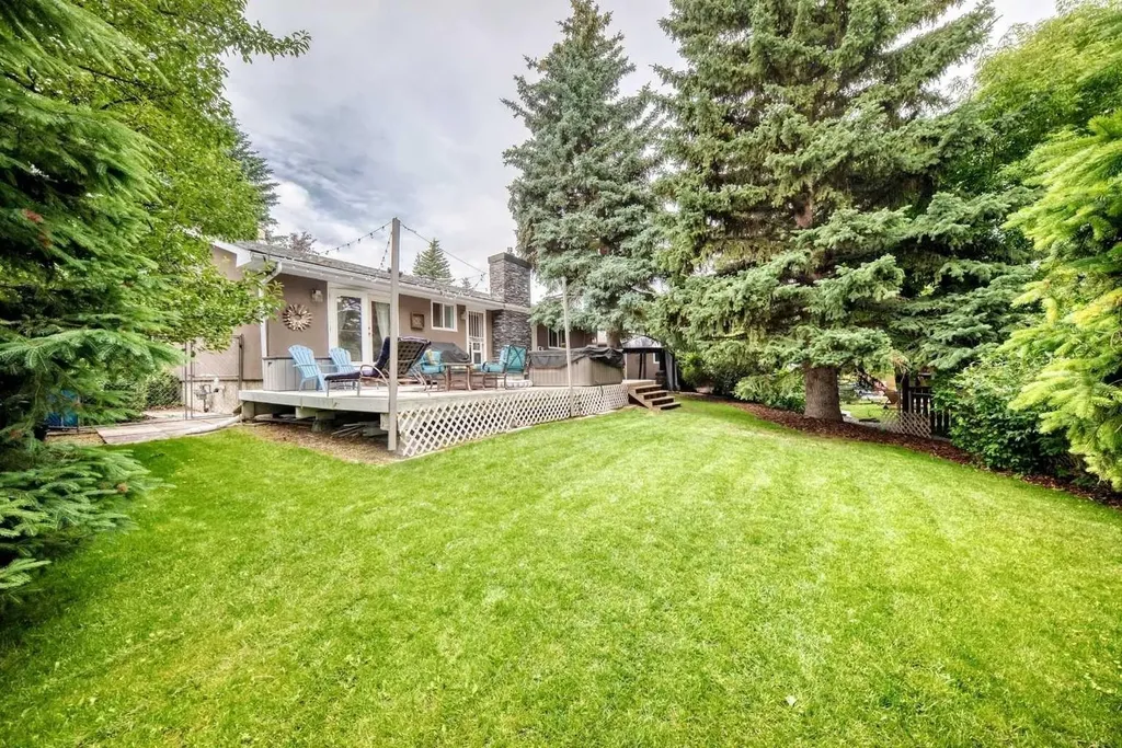 520 Oakwood Place SW Calgary AB T2V 0K3