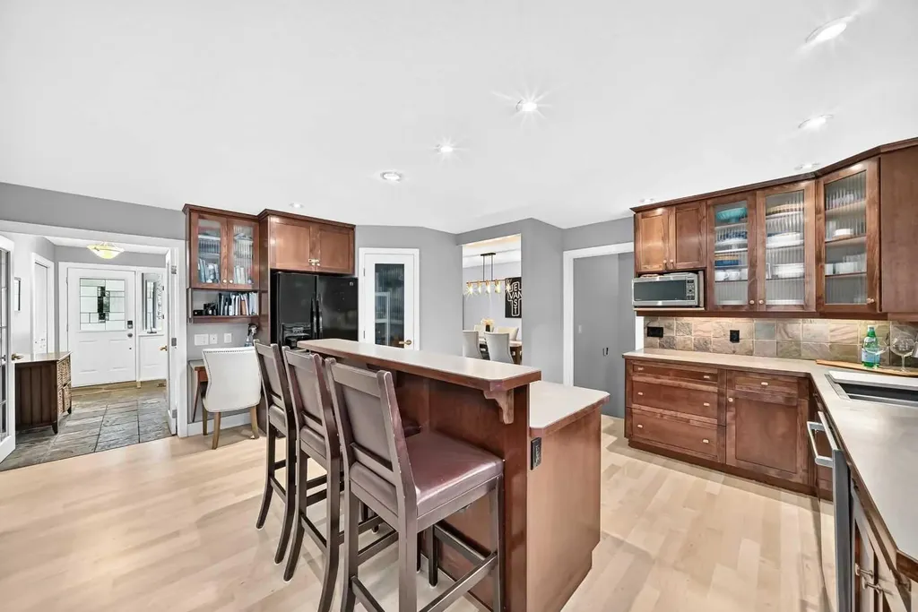 520 Oakwood Place SW Calgary AB T2V 0K3