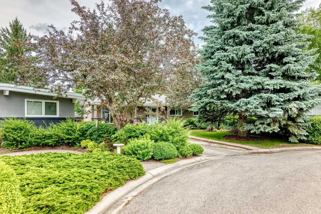 520 Oakwood Place SW Calgary AB T2V 0K3