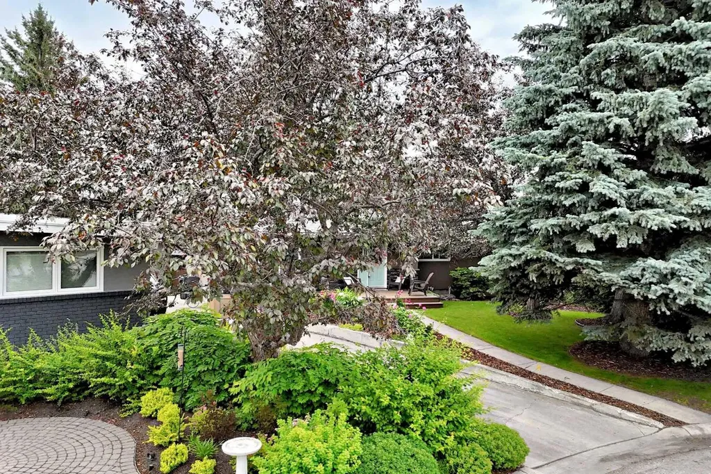520 Oakwood Place SW Calgary AB T2V 0K3