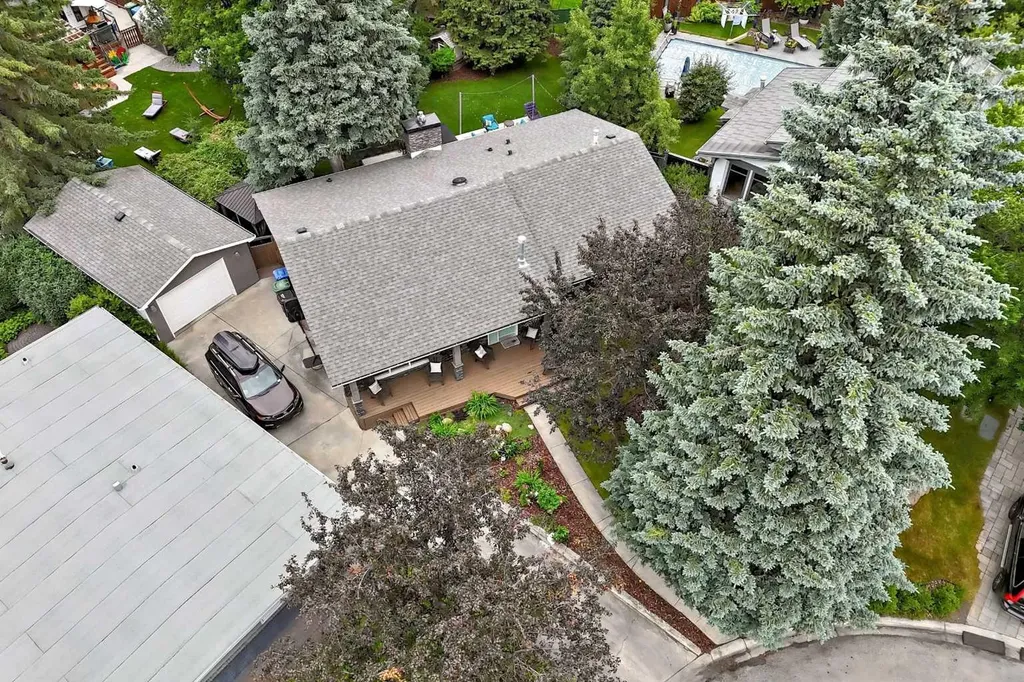 520 Oakwood Place SW Calgary AB T2V 0K3