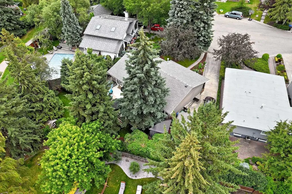 520 Oakwood Place SW Calgary AB T2V 0K3