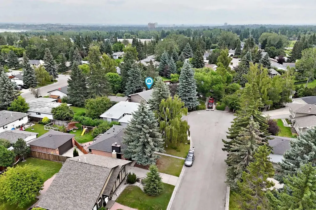 520 Oakwood Place SW Calgary AB T2V 0K3