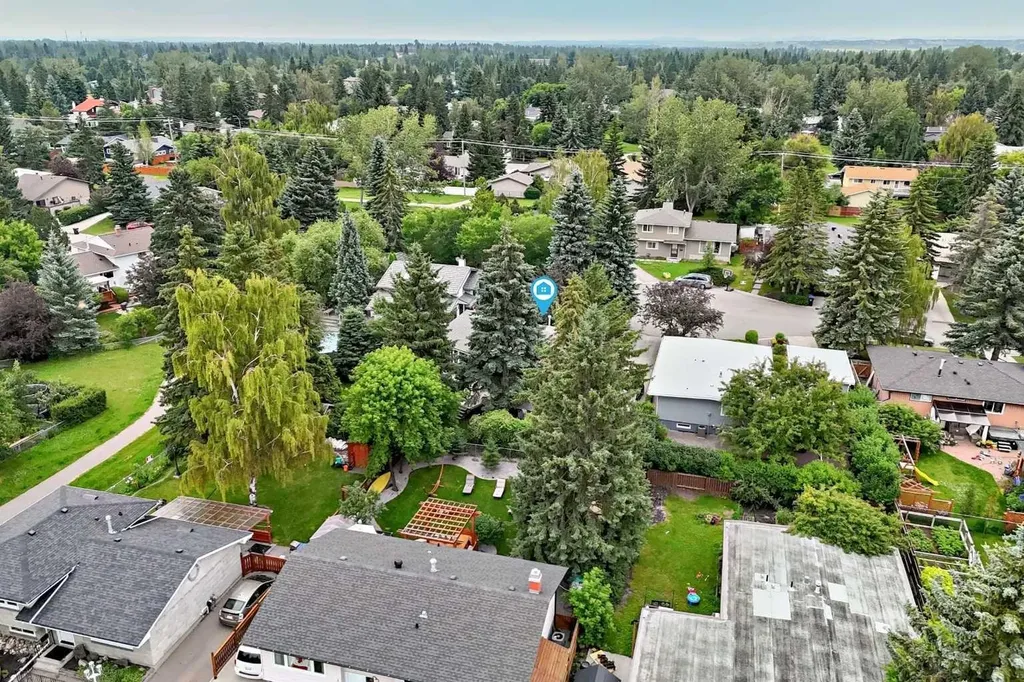 520 Oakwood Place SW Calgary AB T2V 0K3