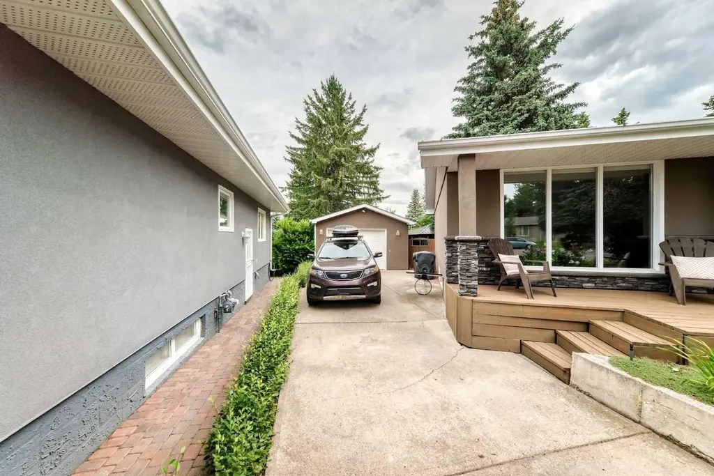 520 Oakwood Place SW Calgary AB T2V 0K3
