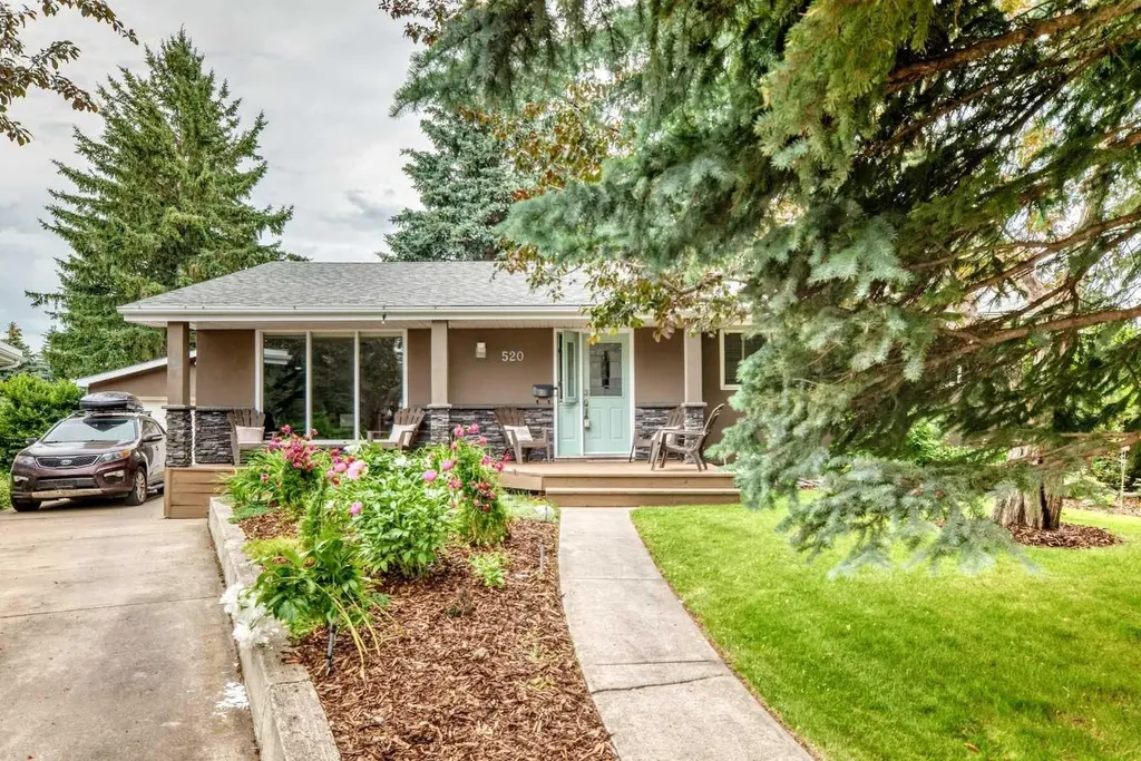 520 Oakwood Place SW Calgary AB T2V 0K3