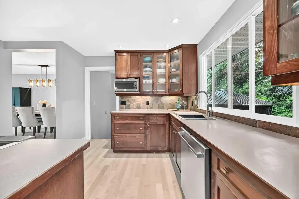 520 Oakwood Place SW Calgary AB T2V 0K3