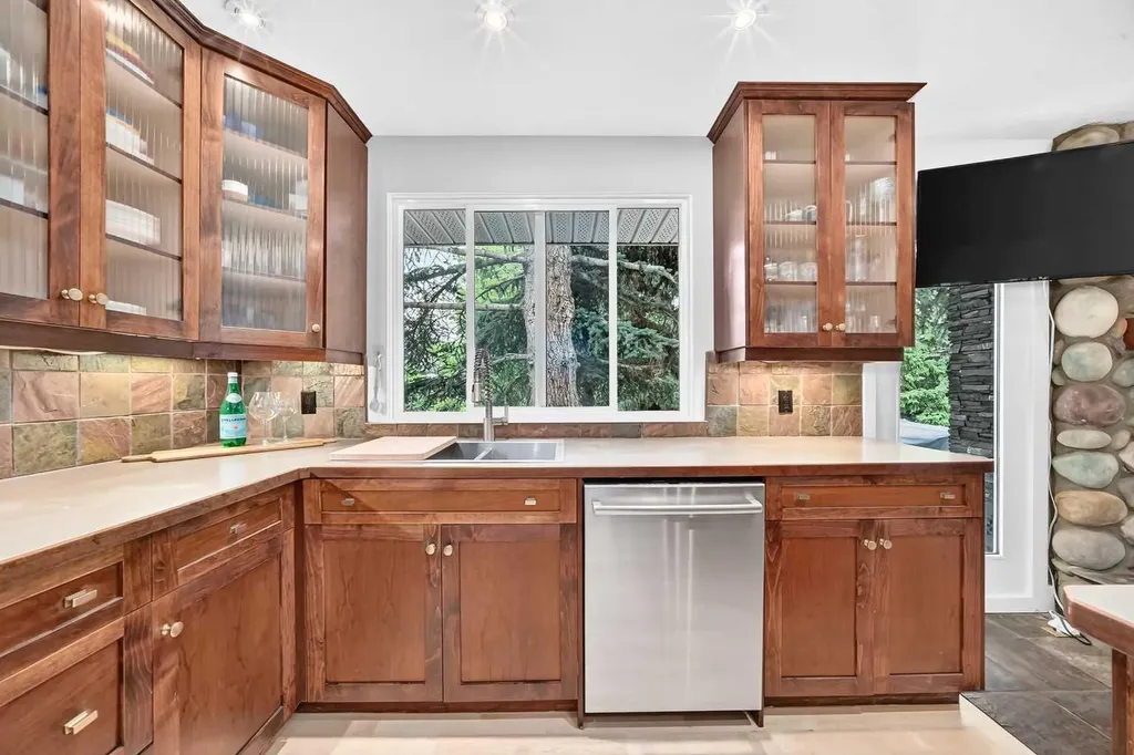 520 Oakwood Place SW Calgary AB T2V 0K3