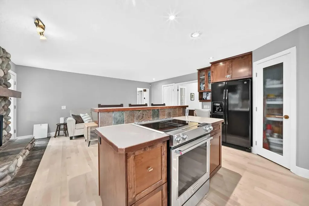 520 Oakwood Place SW Calgary AB T2V 0K3