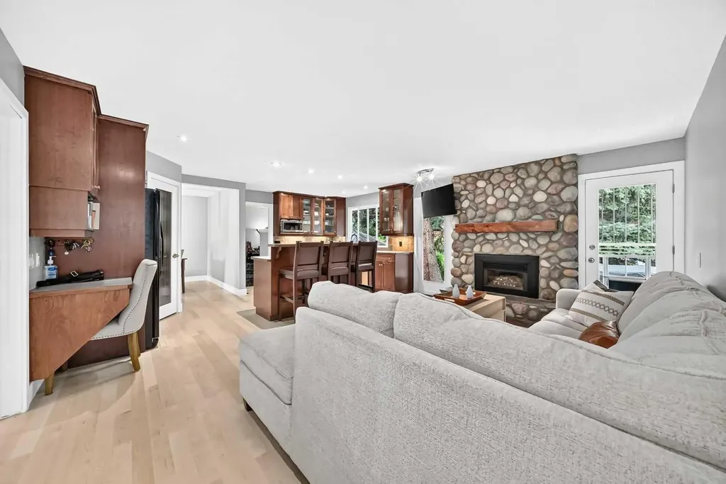 520 Oakwood Place SW Calgary AB T2V 0K3