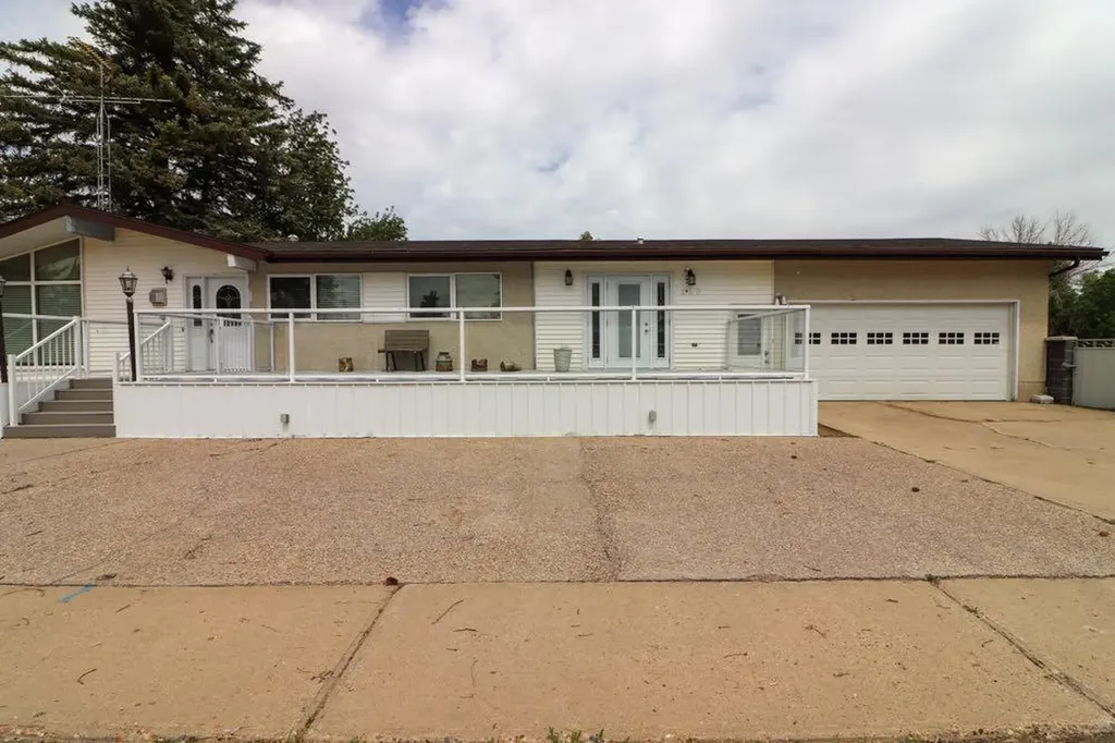 209 2 Avenue Burdett AB T0K0J0