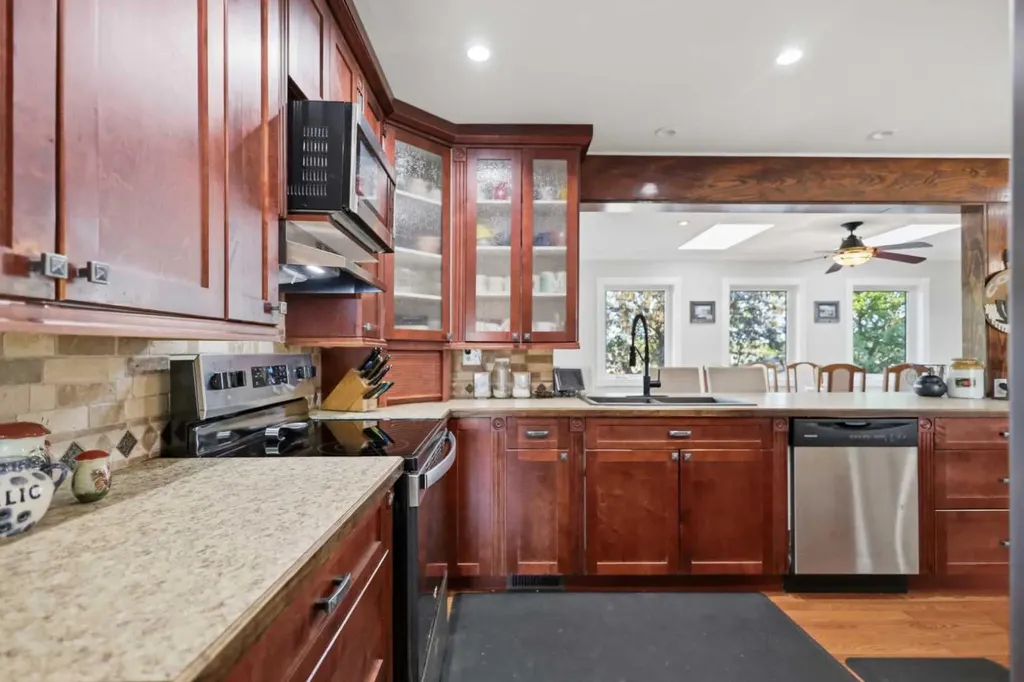 31 Willow Crescent Lacombe AB T4L 1V3