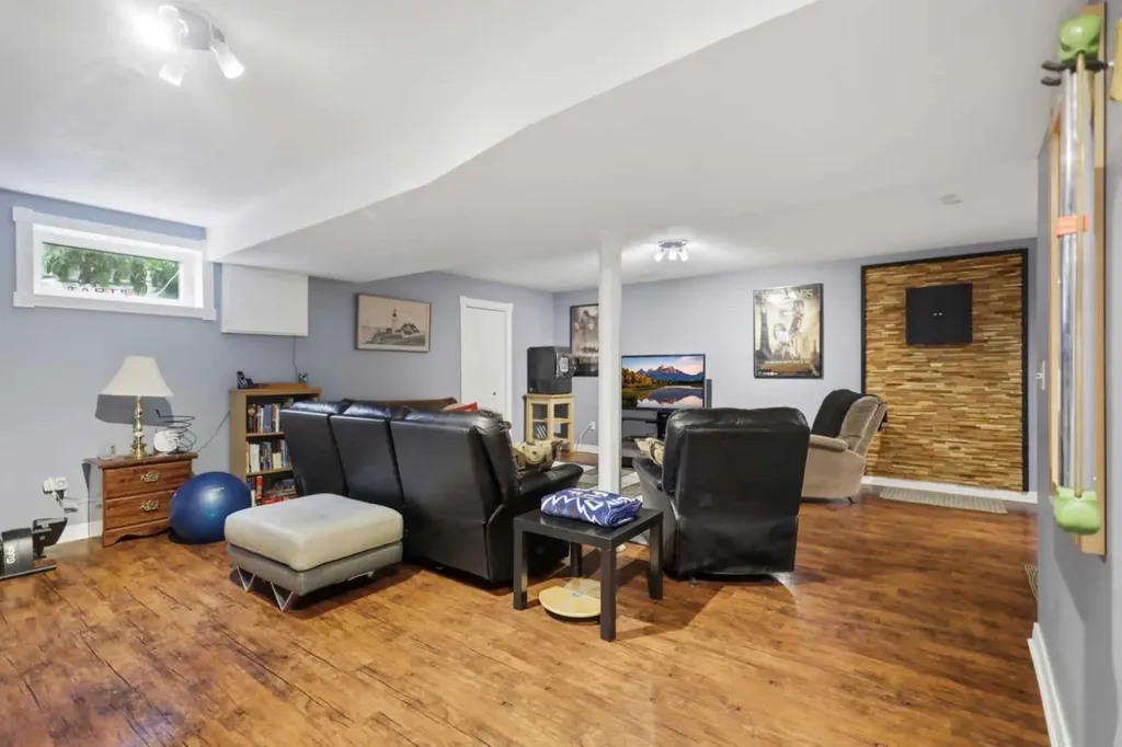 31 Willow Crescent Lacombe AB T4L 1V3