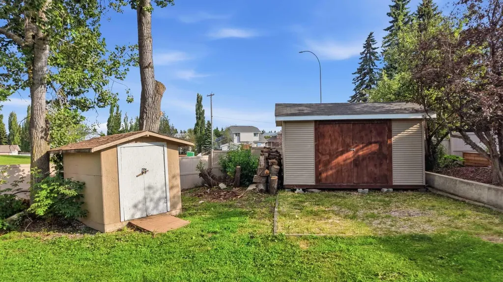 31 Willow Crescent Lacombe AB T4L 1V3